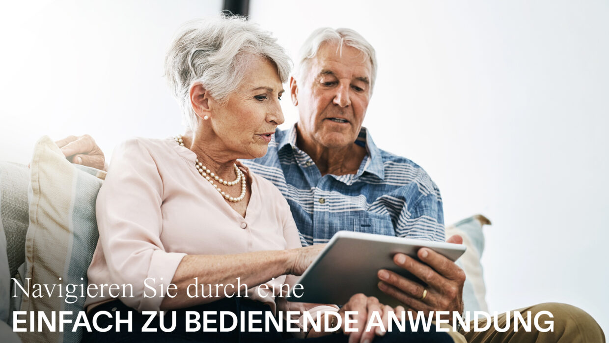 Älteres Ehepaar schaut gemeinsam auf ein Tablet.