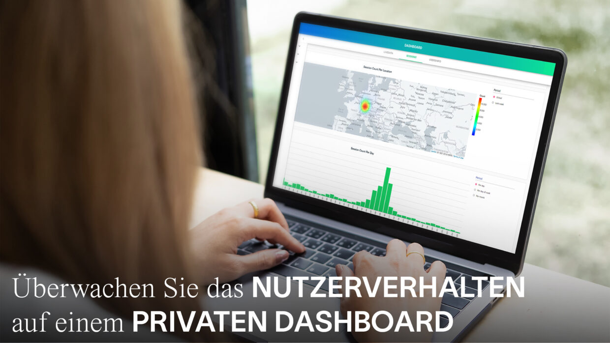 Frau sitzt an einem Laptop und schaut sich eine Auswertung an.